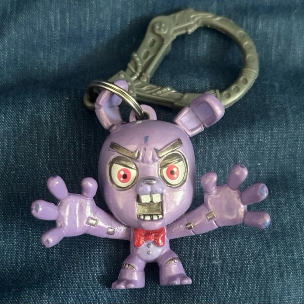 Five Nights at Freddy’s Collectible Tin + Bonnie Keychain - Picture 9 of 11